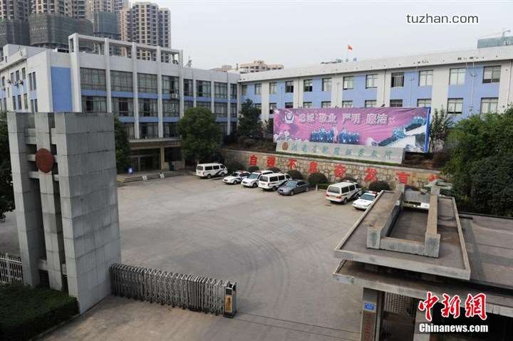 長(zhǎng)沙市坪塘勞動(dòng)教養(yǎng)管理所采購(gòu)我公司定制生產(chǎn)的11KW二用一備自來水加壓泵站一套，本設(shè)備供水范圍為5公里，供水人數(shù)為3600人，目前本自來水加壓泵站運(yùn)行平穩(wěn)，高效節(jié)能，受到了管理所的一致好評(píng)！
